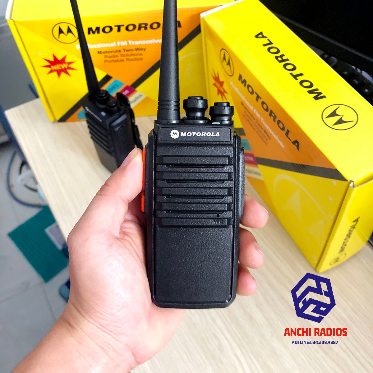 Bộ đàm Motorola CP1600 Plus (2 Chế Độ Sạc, Giá Rẻ, Siêu Bền)