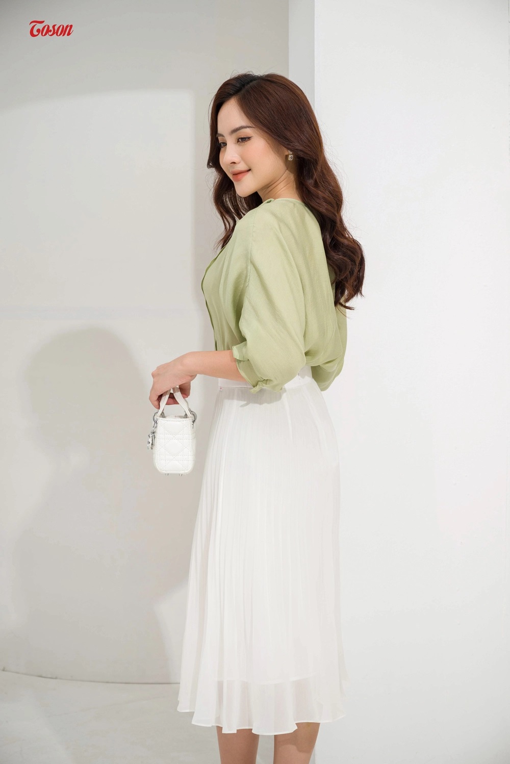 Áo sơ mi xanh cốm, tay dơi, cổ v đính cúc trang trí toson 14998x52