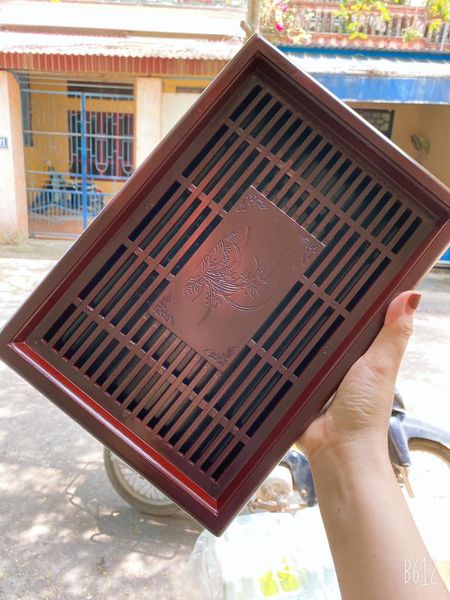 Khay úp cốc nhựa giả vân gỗ có chân