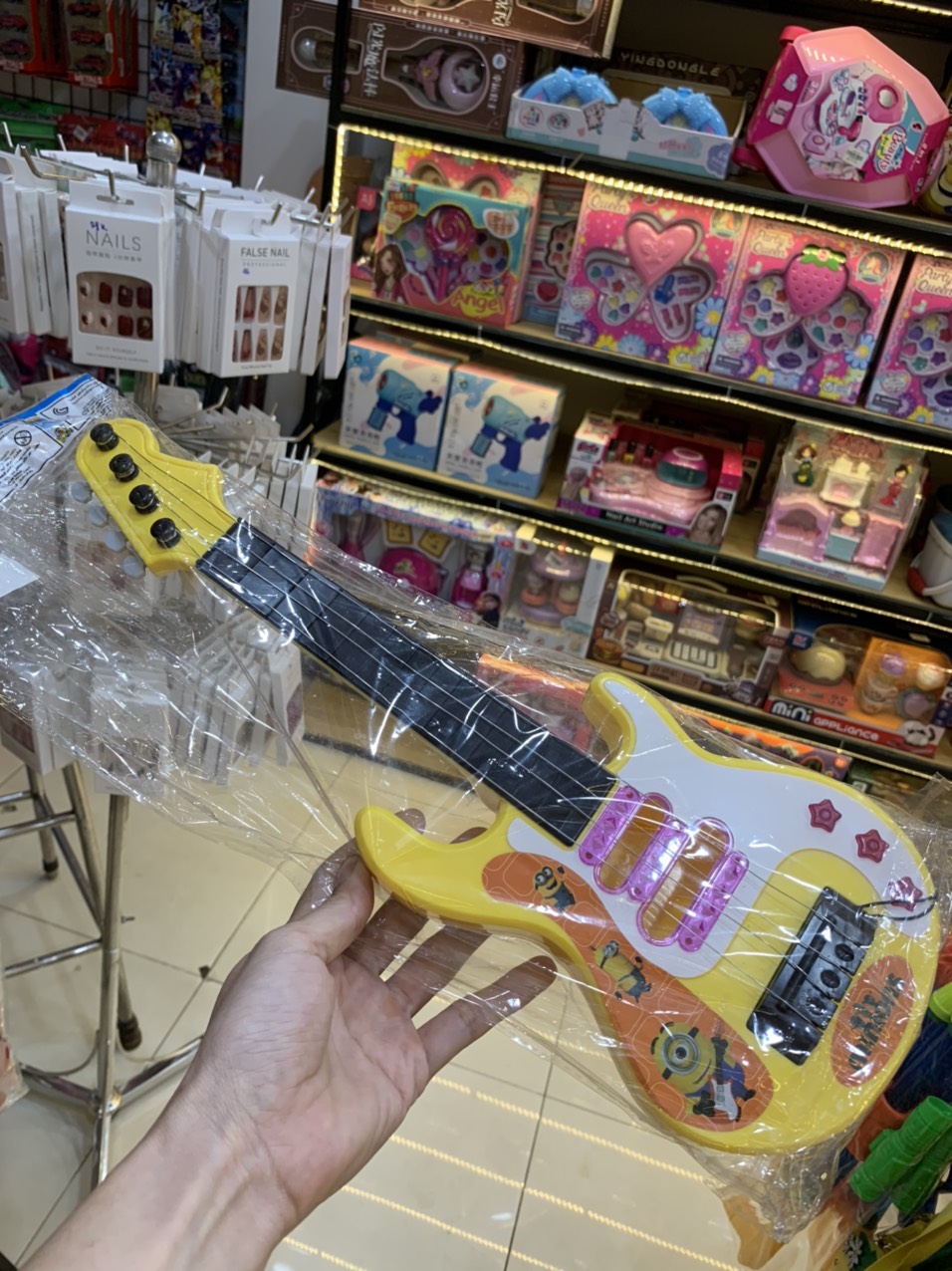 Đàn guitar điện dùng pin cho bé