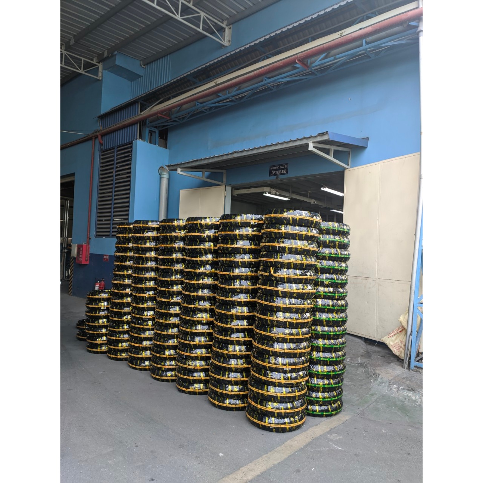Lốp không săm 100/90-18 - Hàng xuất khẩu