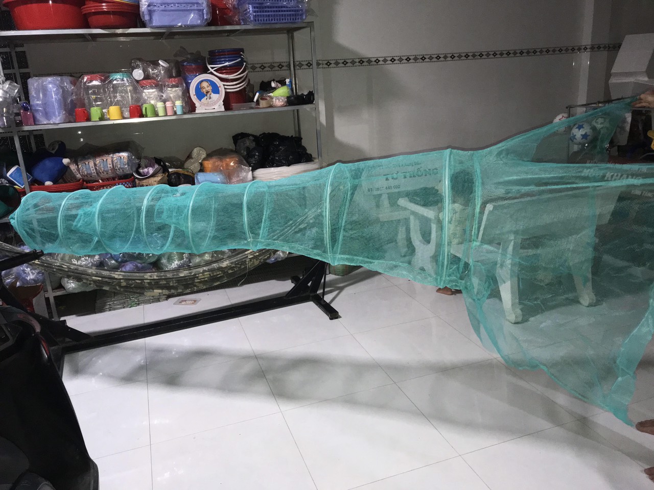 Dớn,lú đặc cá non,tôm,tép,lươn...cá nhỏ các loại (miệng rộng ngang 1,5m, mình dài 3,2m)