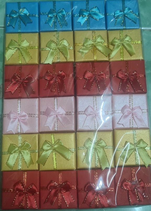 Hộp đựng nhẫn nơ bạc đủ màu 24 cái