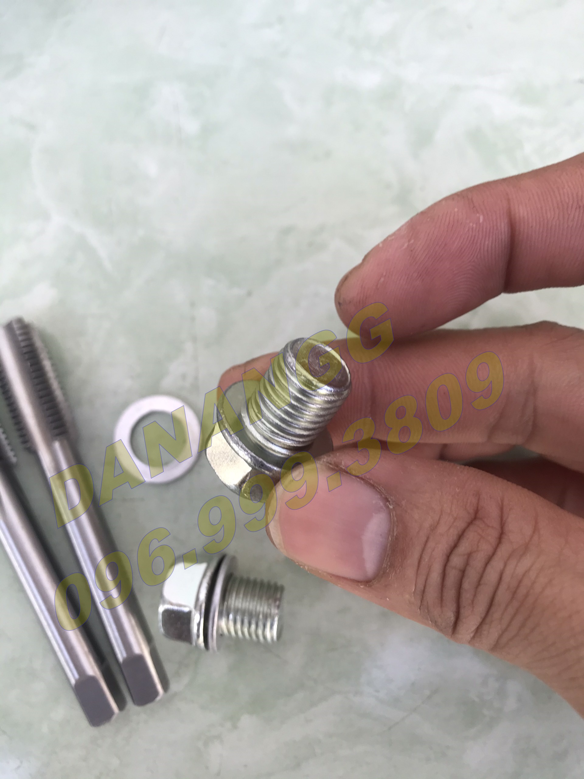 2 ốc dầu có lon đền và taro 13mm 14mm