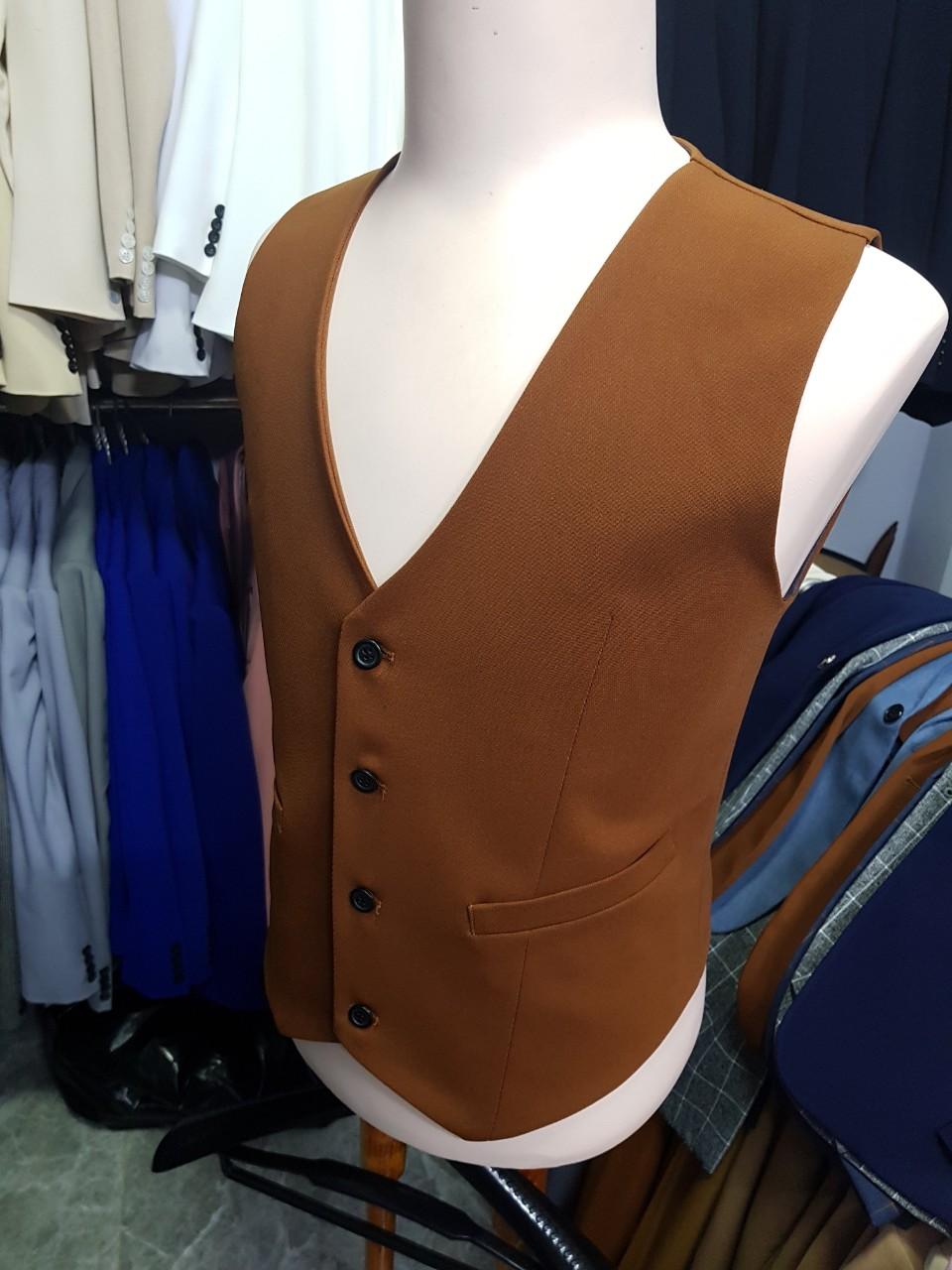 Áo gile nam form ôm body màu đồng đậm chất vải mềm mịn co giãn tặng nơ đen