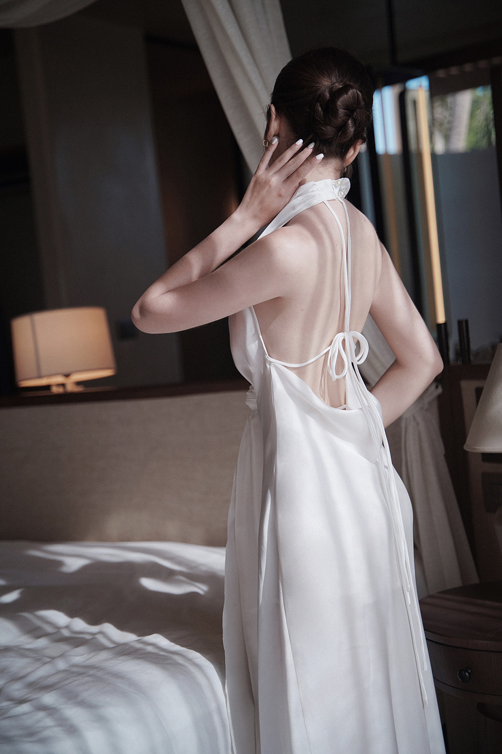 Đầm Lụa Màu Trắng Lưng Đổ Cổ Gài Khuy - XIPI