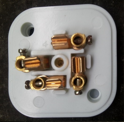 Ổ cắm ZM14-16  3 pha 4 lổ dẹt 16A 440V