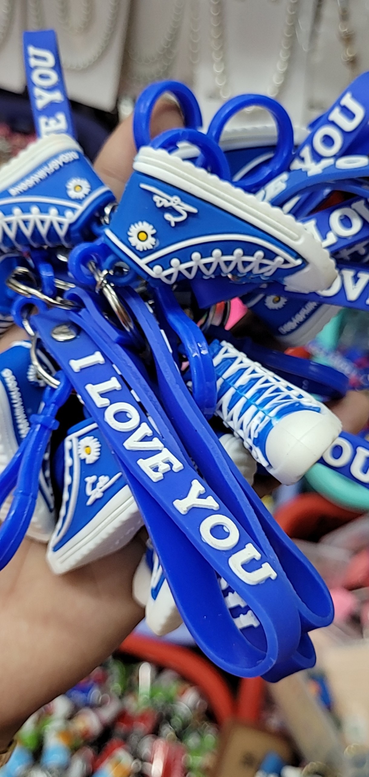 Móc khóa hình đôi giày sneaker đáng yêu nhiều màu
