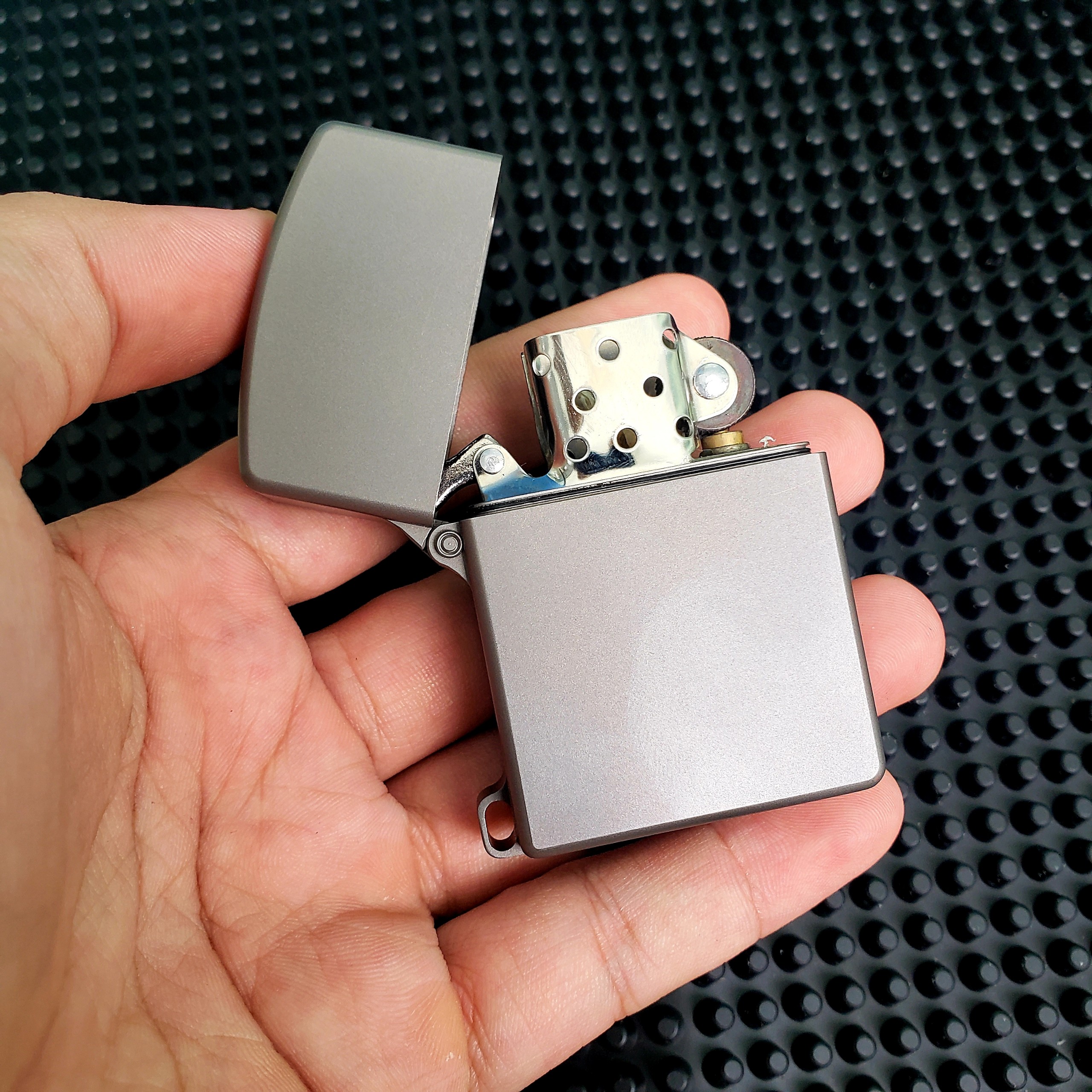 Vỏ quẹt Titanium Tacray - bản lề lồi và có lỗ