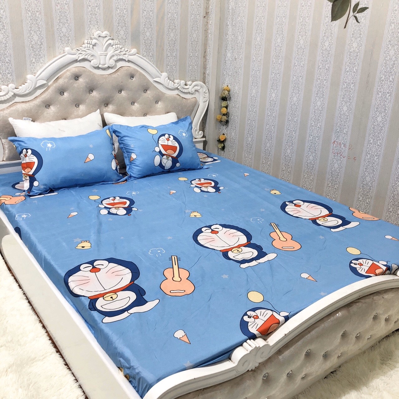 BỘ CHĂN GA GỐI COMBO 5 MÓN - DOREMON CẦM ĐÀN