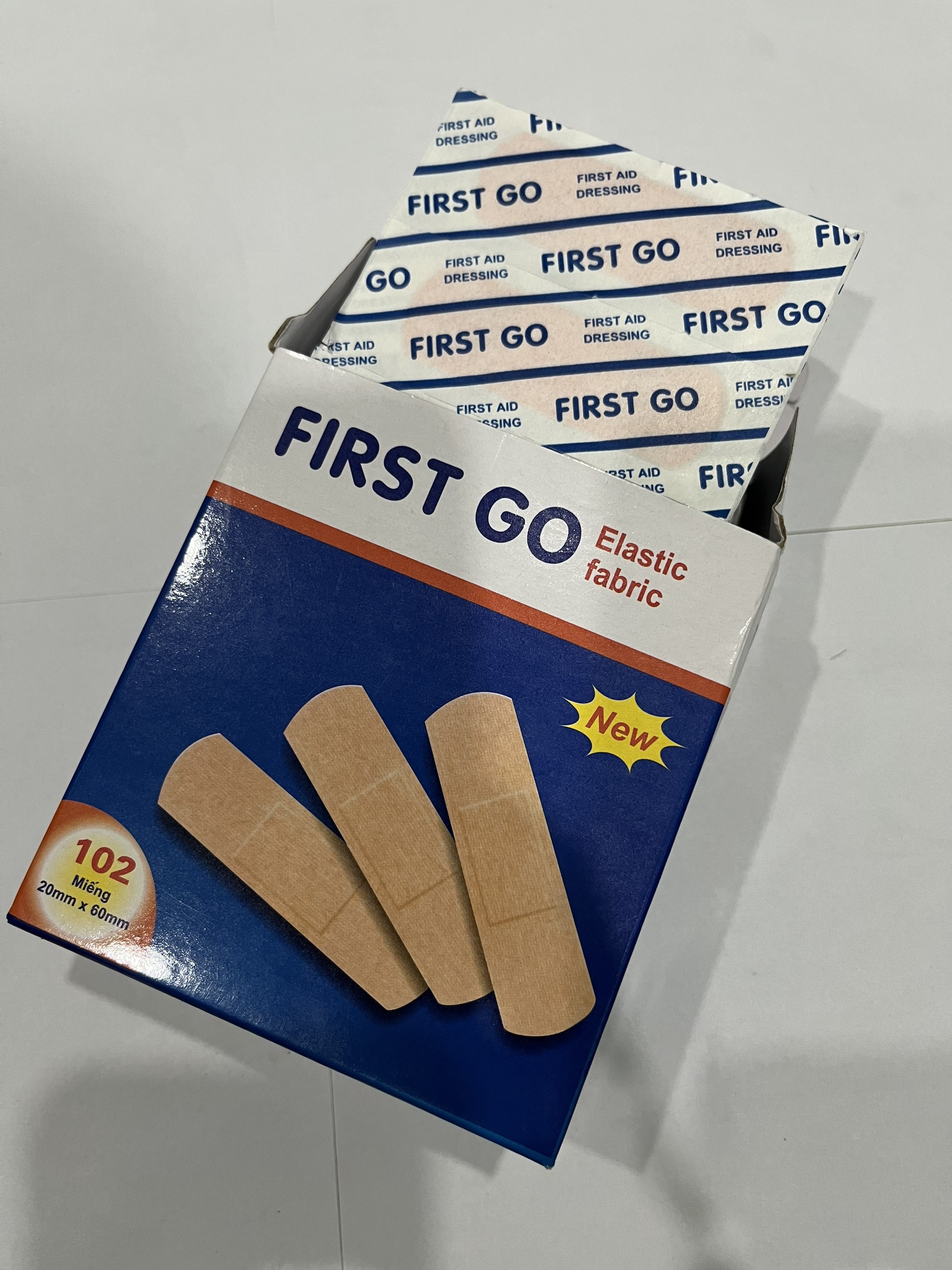 Băng cá nhân vải FIRST GO băng cá nhân độ dính cao set 102 miếng