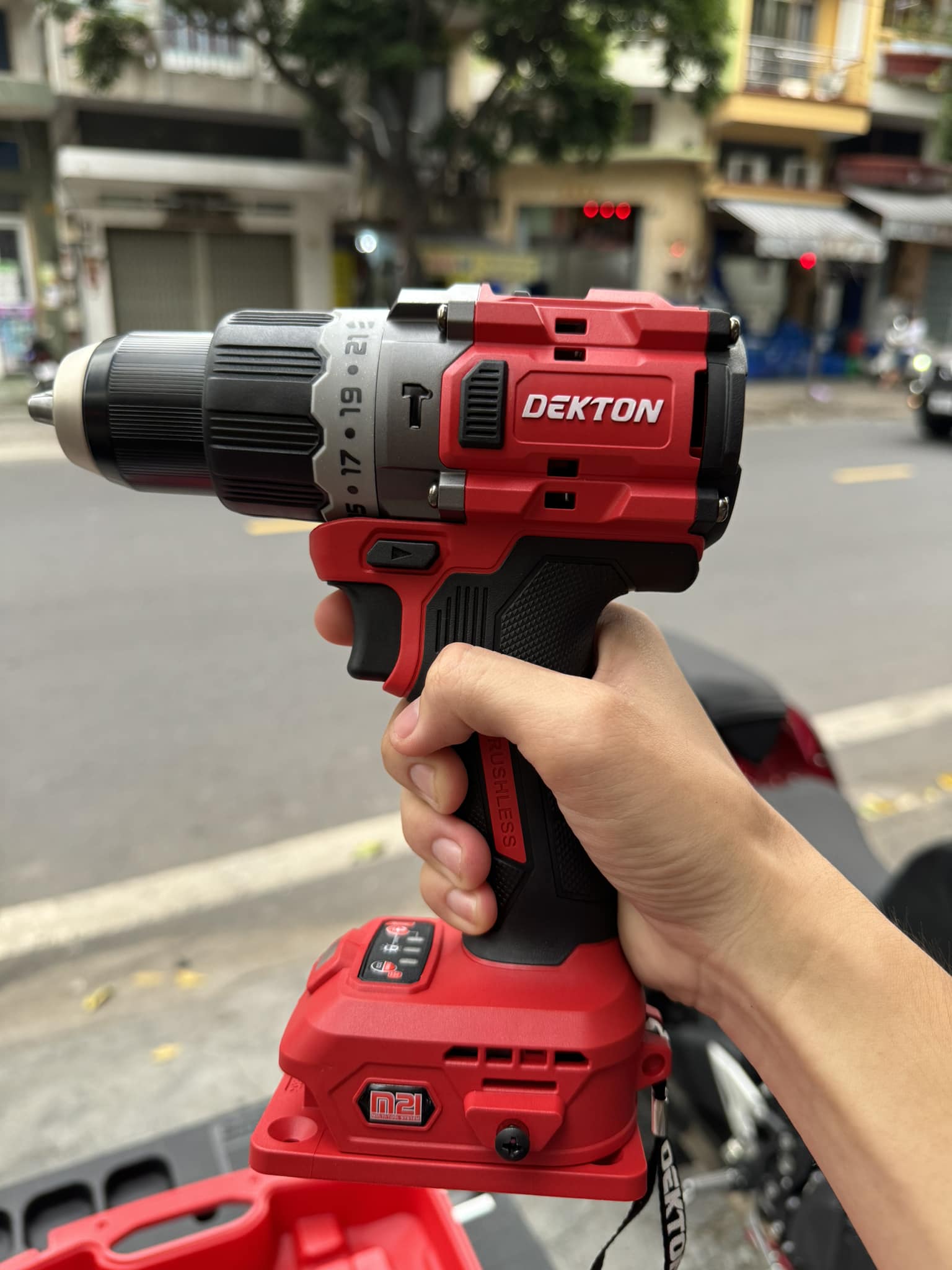 M21-ID13100PLUS / Combo Máy + 2 Pin 4Ah Plus + Sạc nhanh DEKTON / Lực Siết 100Nm  / Có Tạo Xung ( Màu Xanh Lá & Màu Xám )