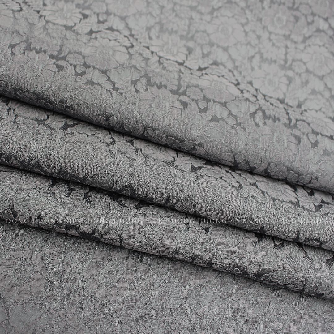 Vải Lụa Tơ Tằm Satin Hoa Cúc Ghi Chì – LHVS073