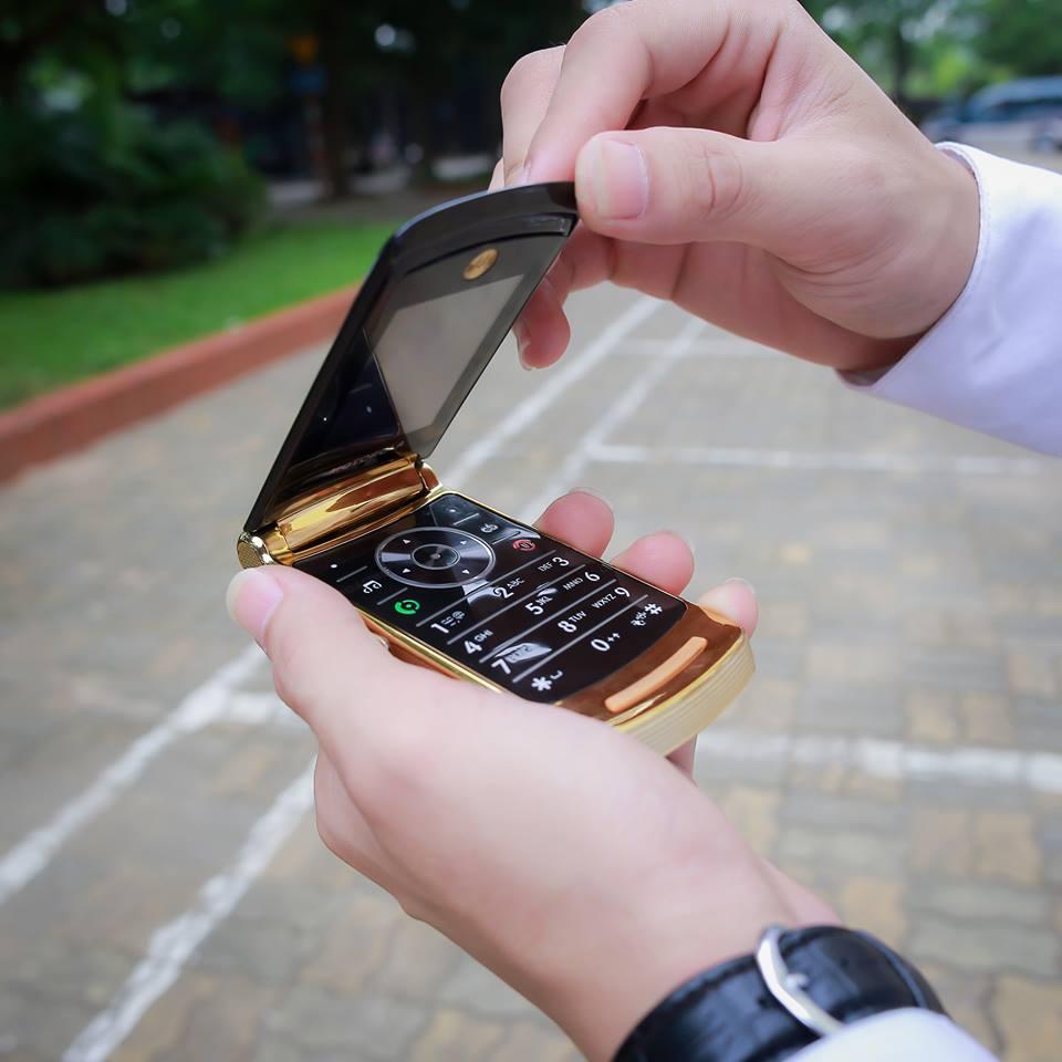 Điện Thoại Motorola V8 Gold nắp gập