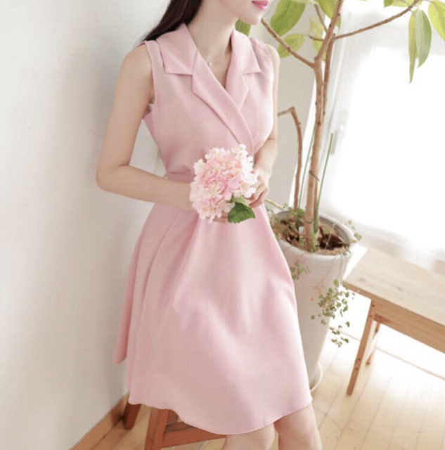 Đầm hồng xoè cổ vest
