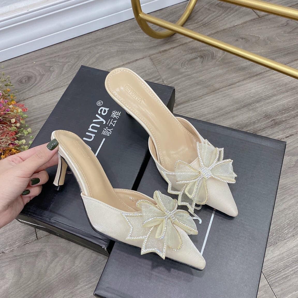 Sục lụa nơ đá