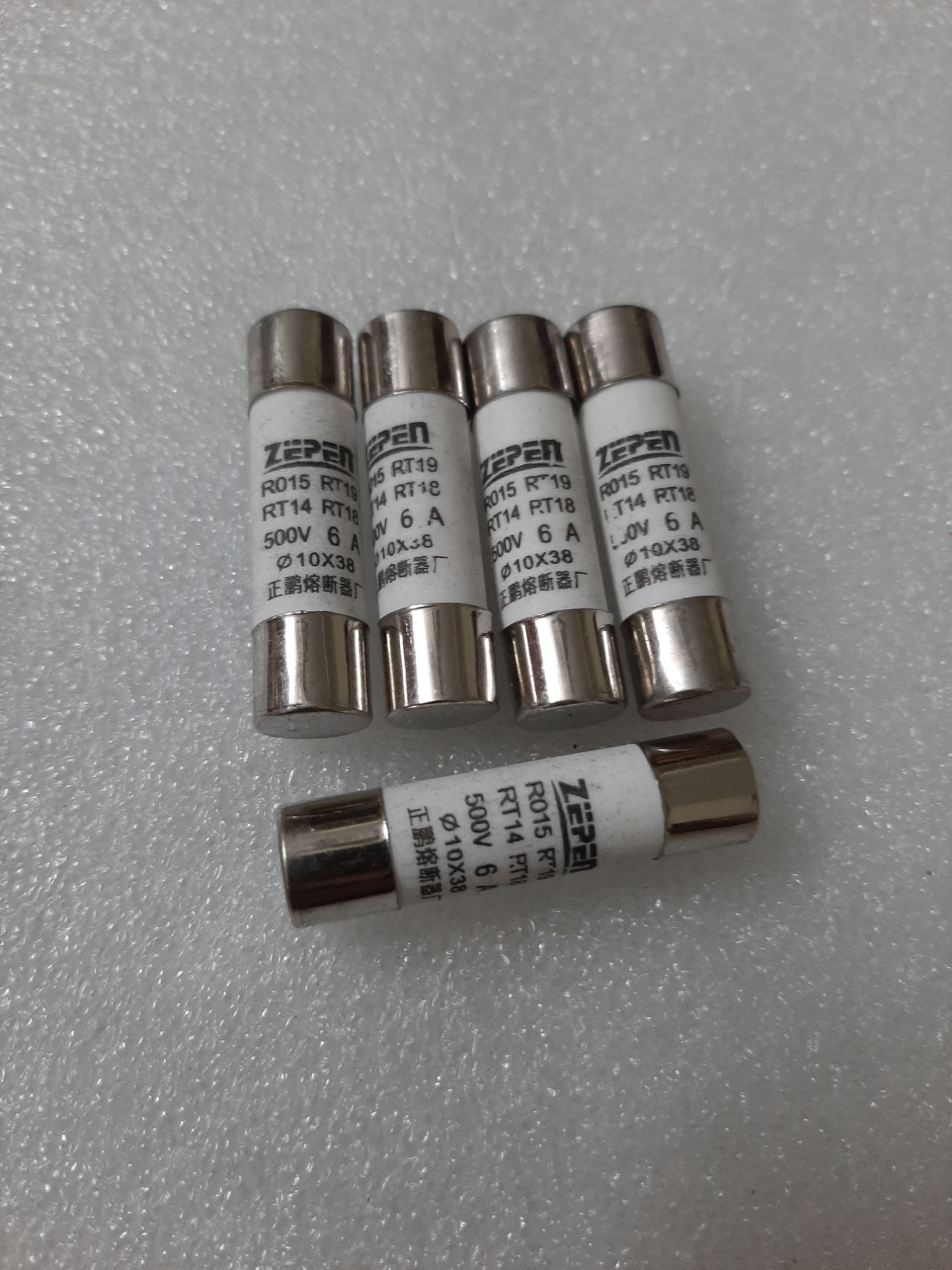 10 Cầu chì sứ 6A 10x38