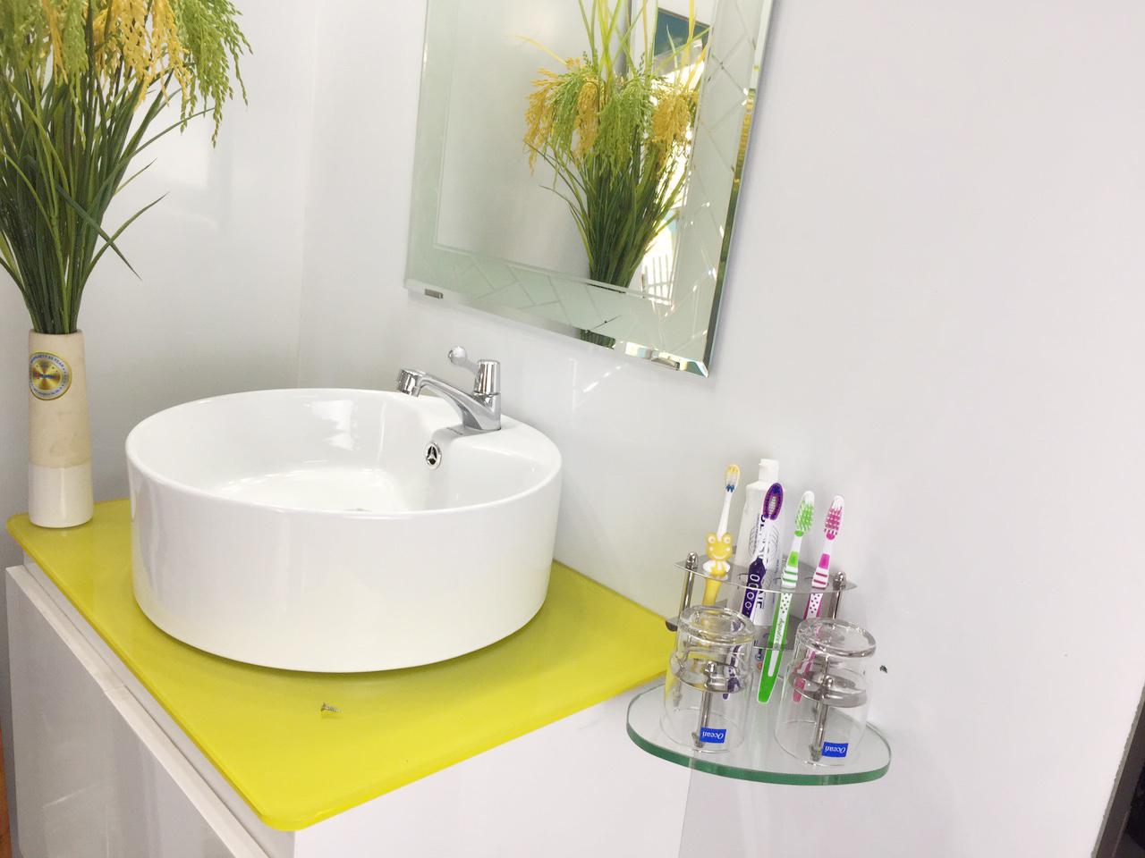 Kệ Bàn Chải Kèm 2 Ly Kibath