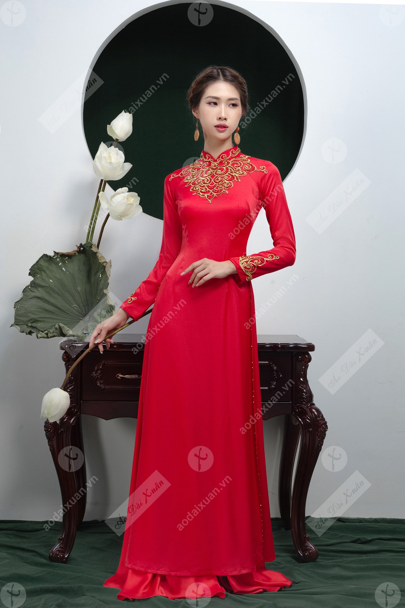 Áo dài đỏ lụa Thái Tuấn cao cấp thêu đính pha lê vàng gold tà A, kiểu áo dài có cổ 3cm dự tiệc tối, dẫn chương trình, đám cưới hỏi - 190611