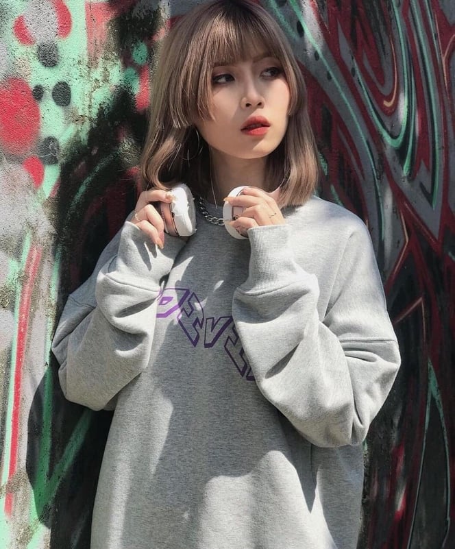 Áo nỉ sweater màu xám in chữ kiểu (trọng lượng từ 40kg đến 65kg )