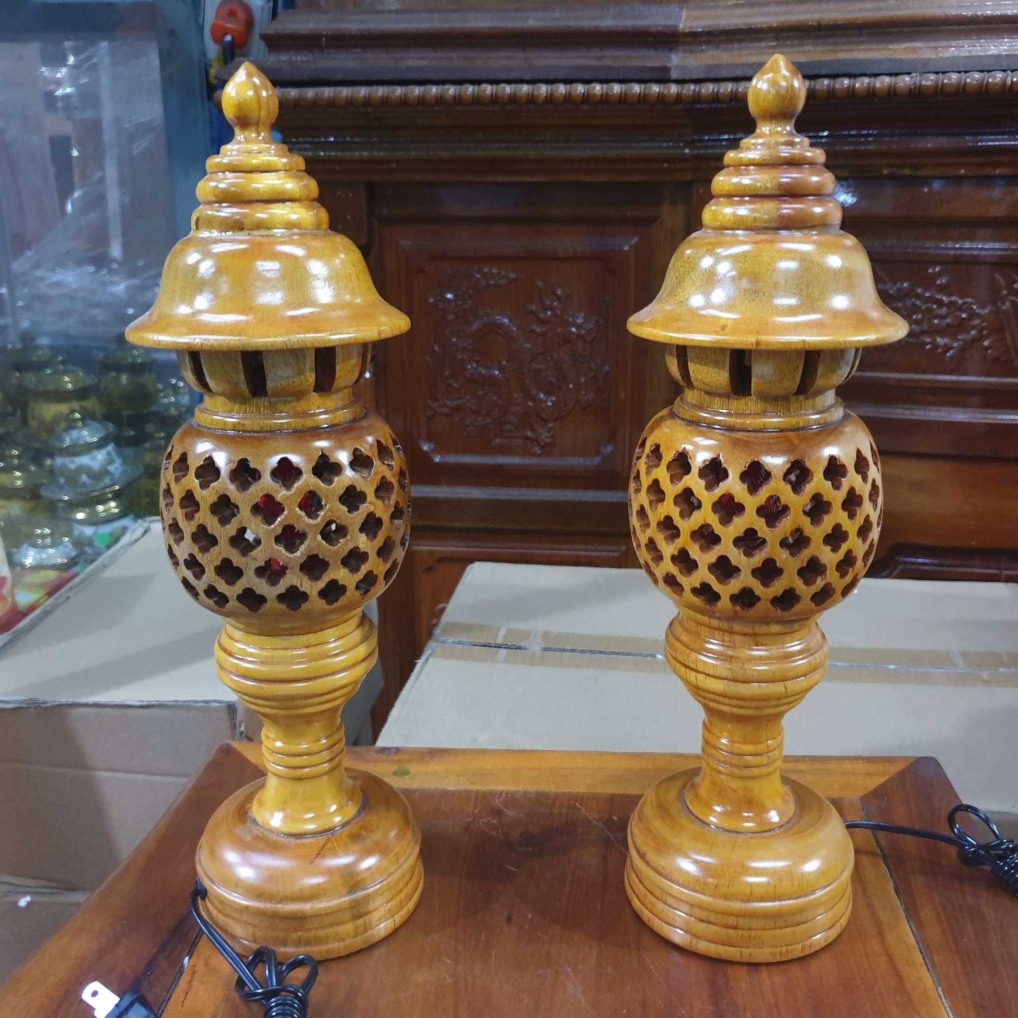 Cặp đèn thờ gỗ tràm bông vàng cao 34 cm