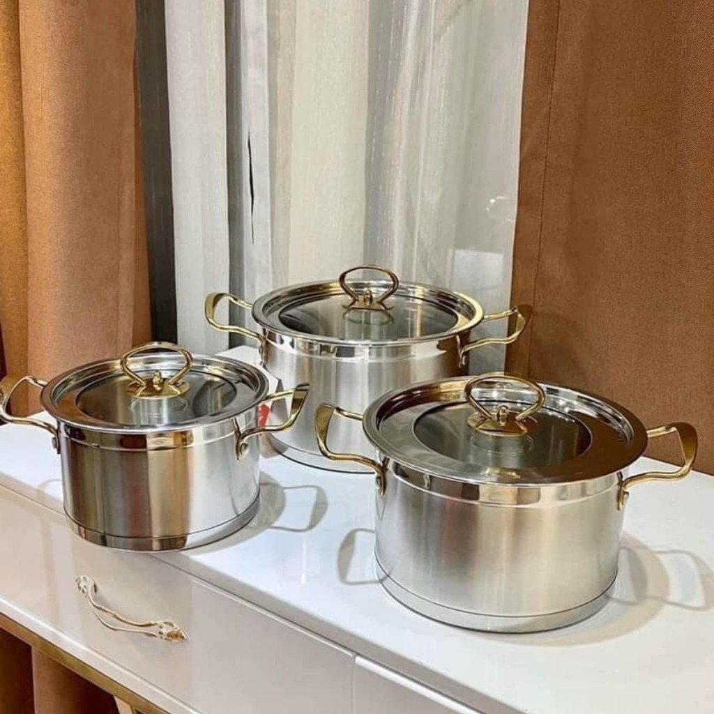 Combo 3 nồi inox Misi Louis thiết kế 3 đáy dày đẹp với các kích cỡ 18cm - 20cm - 22cm dễ dàng nấu các món ăn gia đình, kèm vung kính cường lực trong suốt chống rơi vỡ - Nồi inox dùng cho bếp từ, hồng ngoại, bếp ga