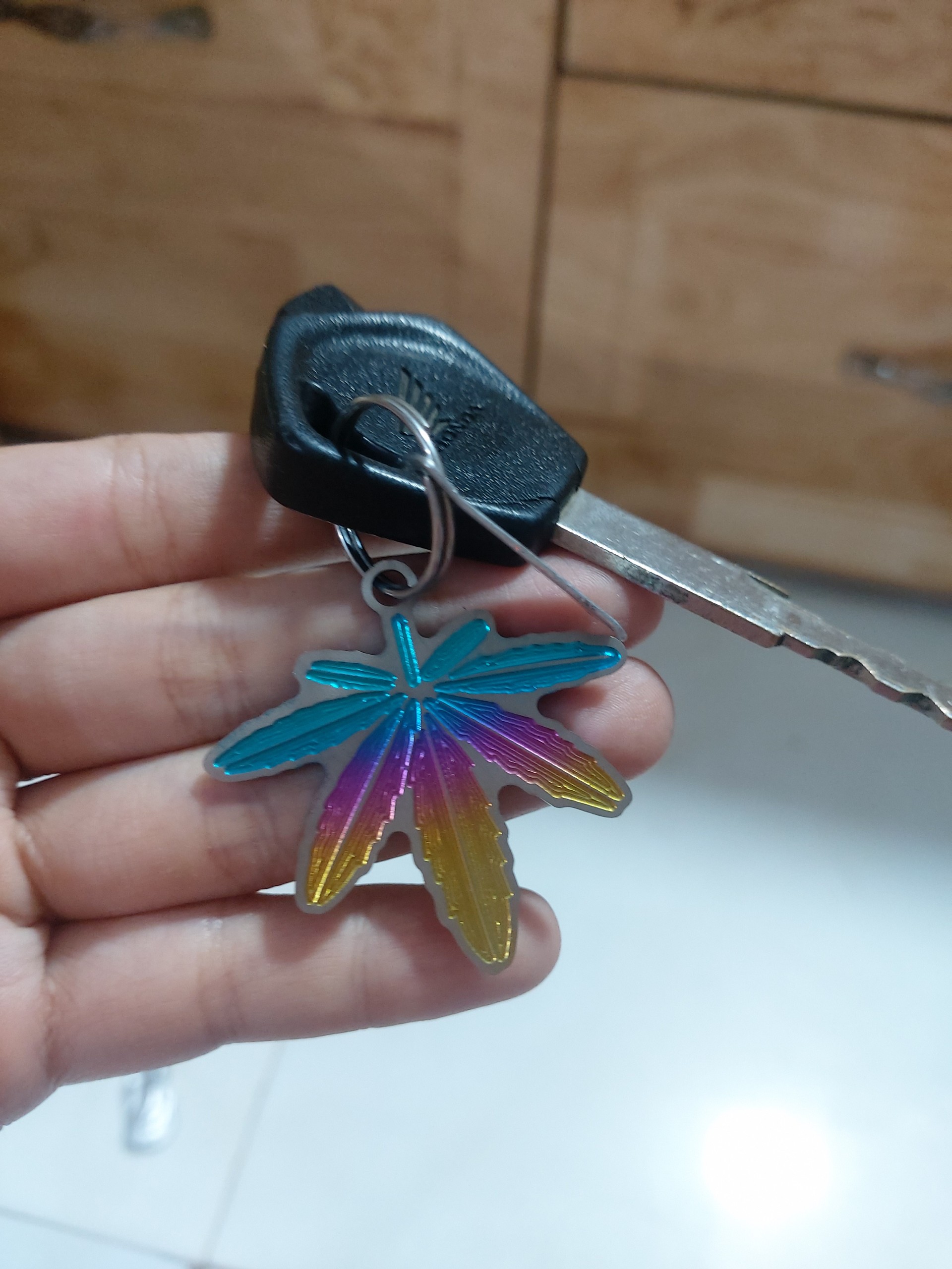 móc khóa logo sticker chiếc lá titan 7 màu siêu đẹp