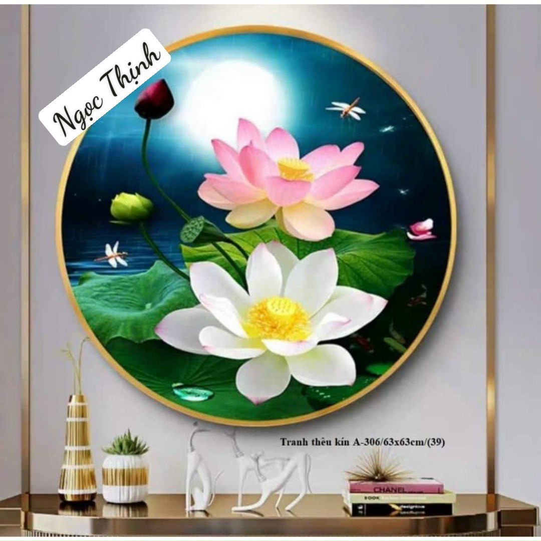 Tranh thêu chữ thập hoa sen thêu toàn bộ hàng y hình lên khung sang trọng