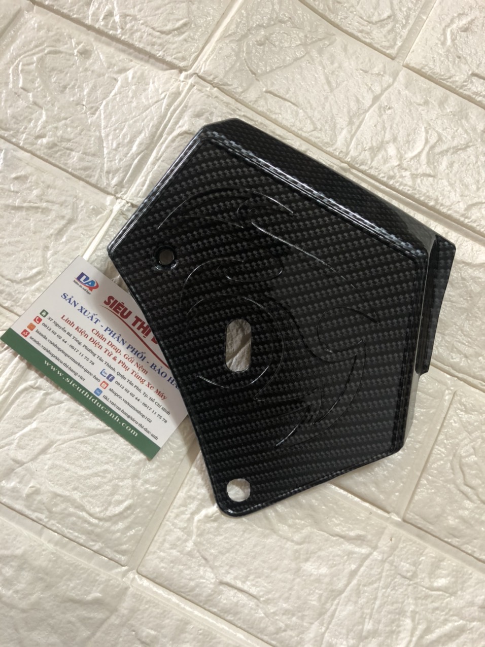 ỐP CHE KÉT NƯỚC MÁT CHO XE AIRBLADE, VARIO CARBON ( TẶNG ỐC )