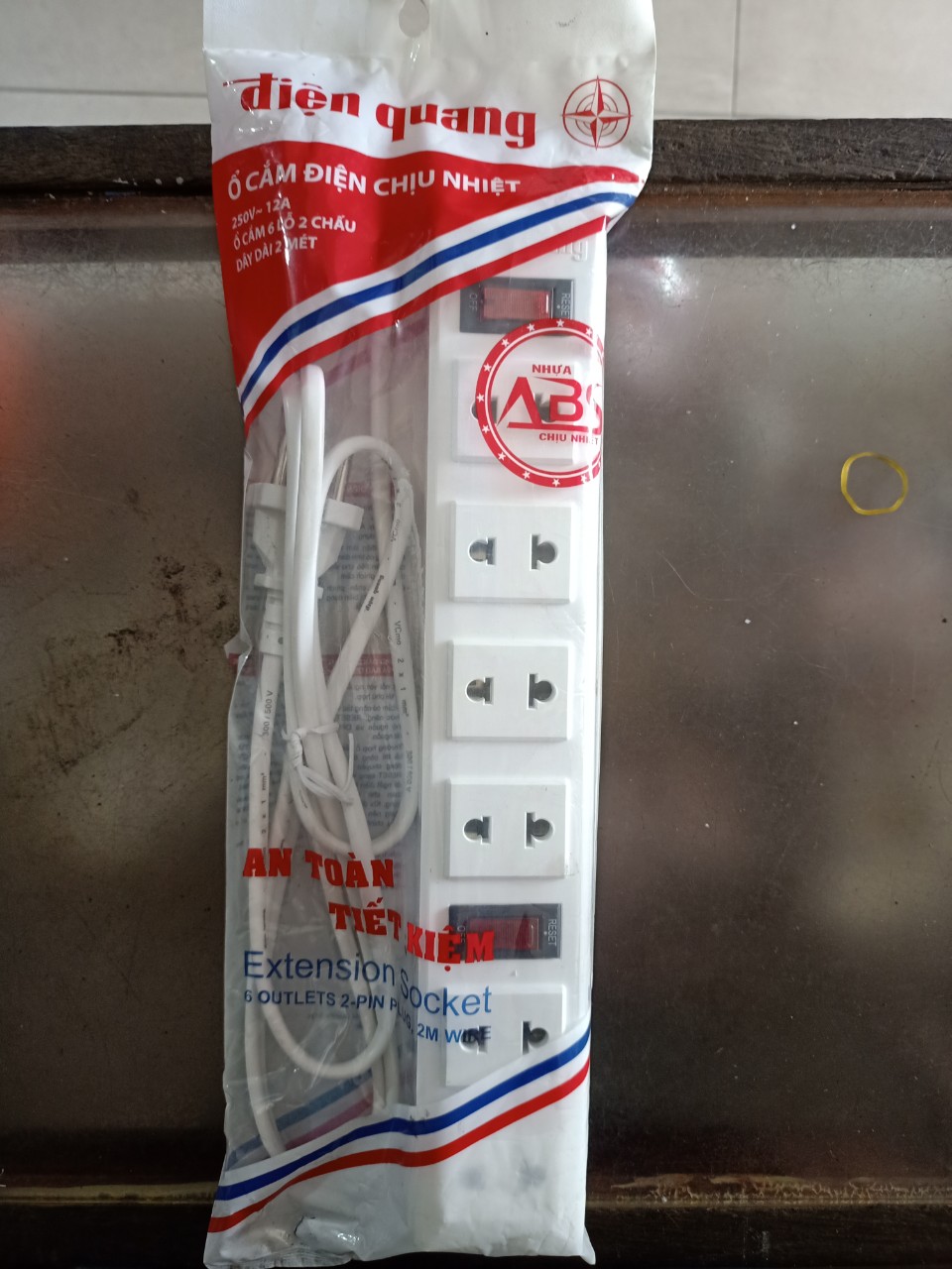 Ổ cắm điện quang 6 lỗ 2 chấu