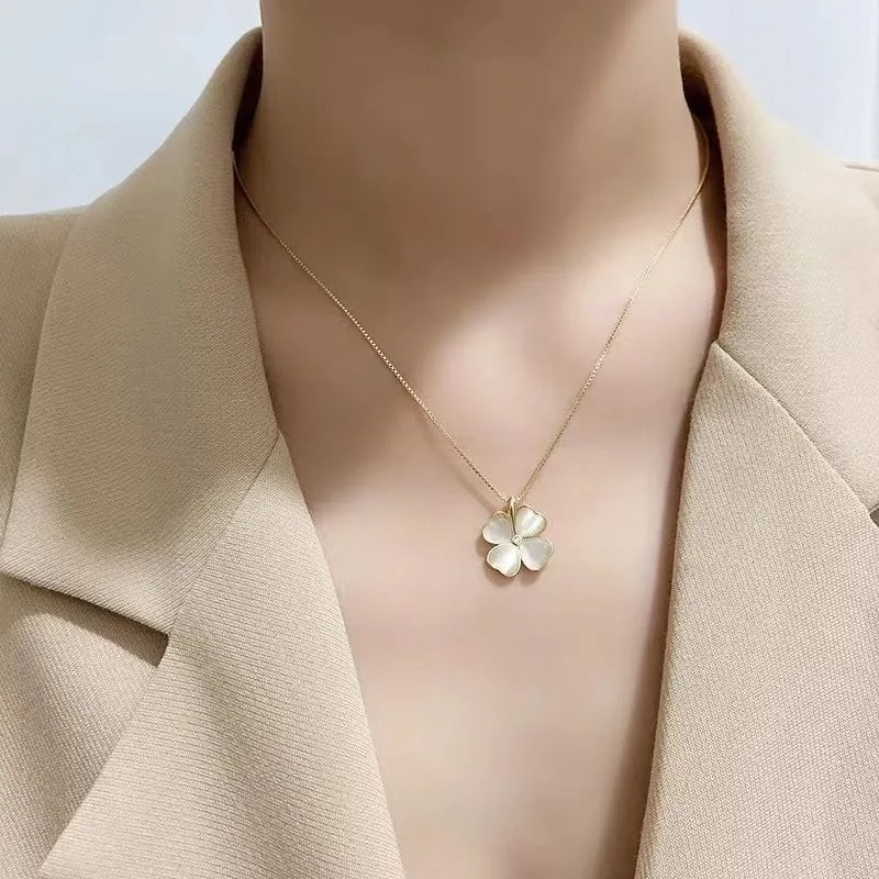 Dây chuyền đá pha lê hình cỏ 4 lá may mắn - Hàng chuẩn titan màu sắc bóng đẹp - Cam kết 1 đổi 1 nếu đen và gỉ sét