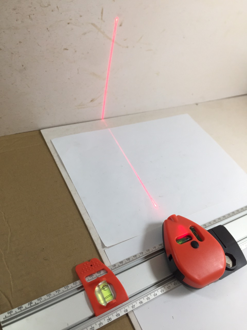 Thước thủy lấy dấu có laze.định vị điểm dấu
