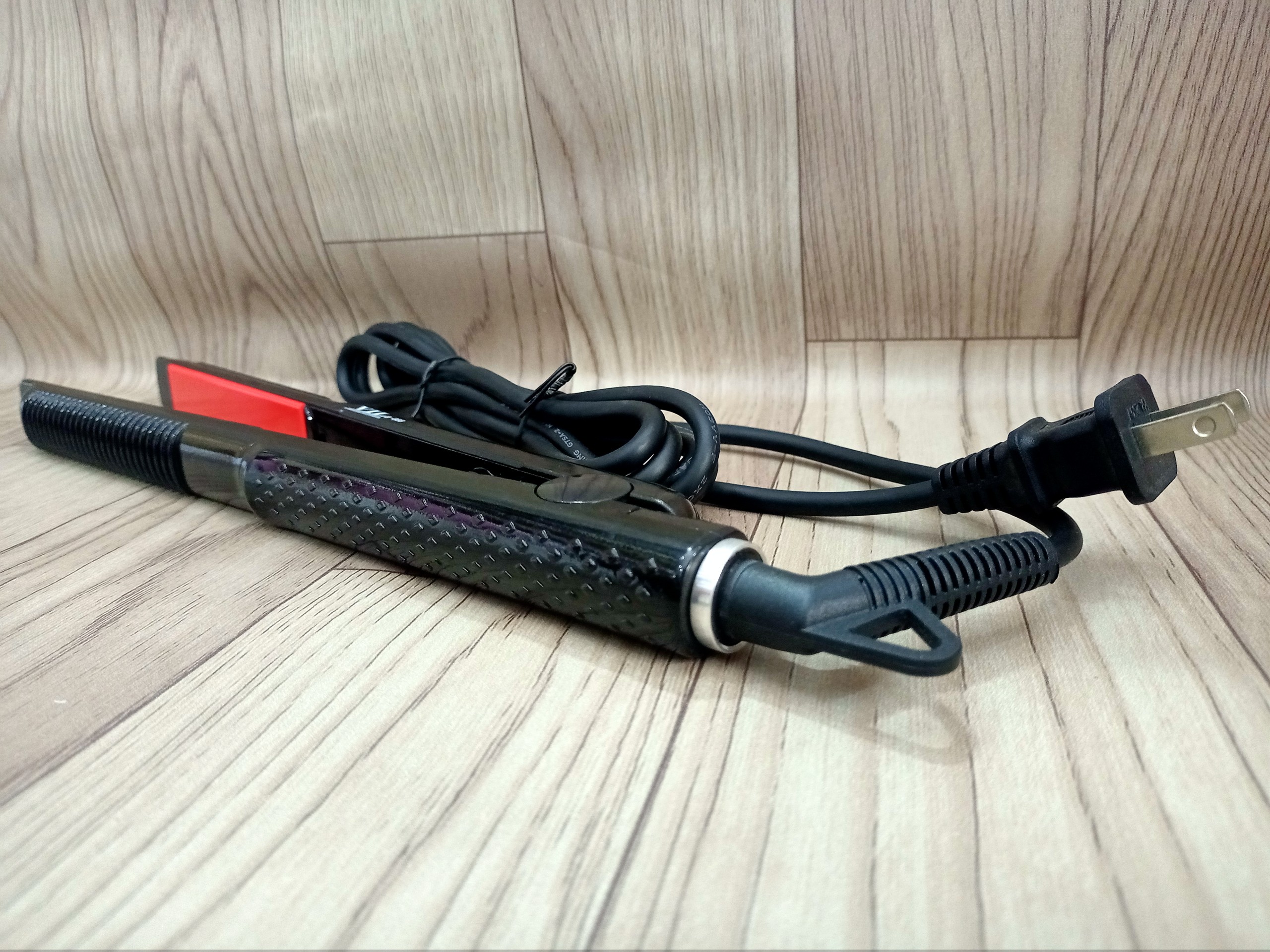 Máy duỗi tóc lưỡi đỏ