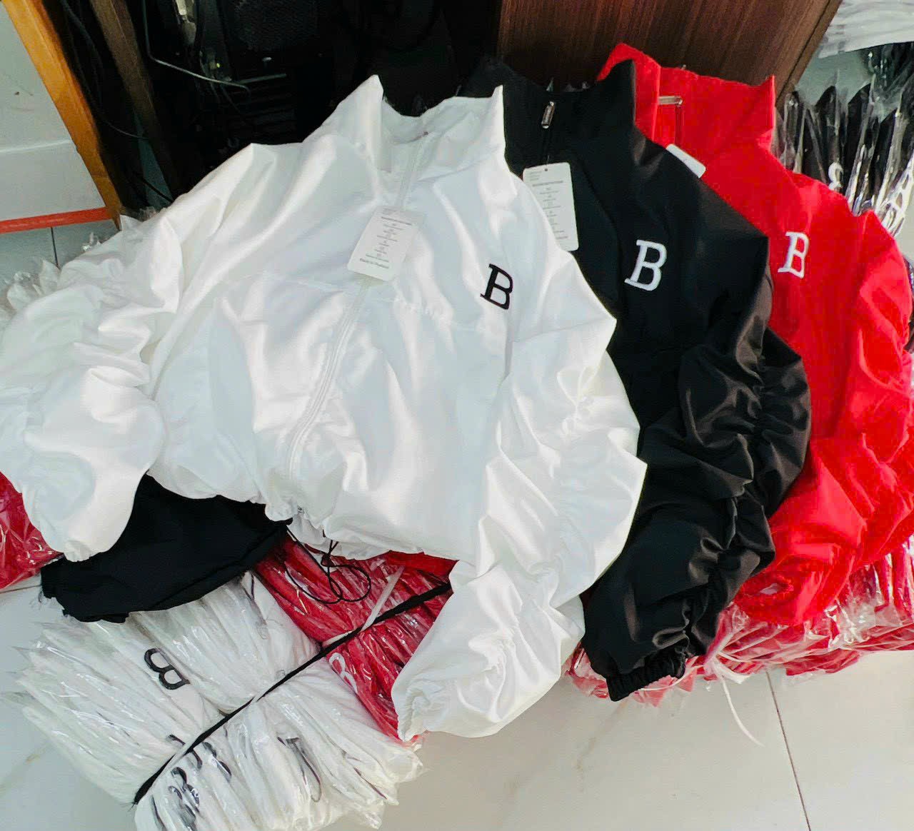 Áo khoác dù lửng Nữ kiểu croptop cánh dơi logo thêu B tay nhúm dây rút phao cực trend 777croptop1343 1343