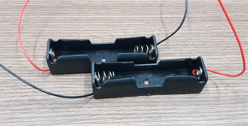 Hộp Đế Pin Ultrafire 18650 2AA
