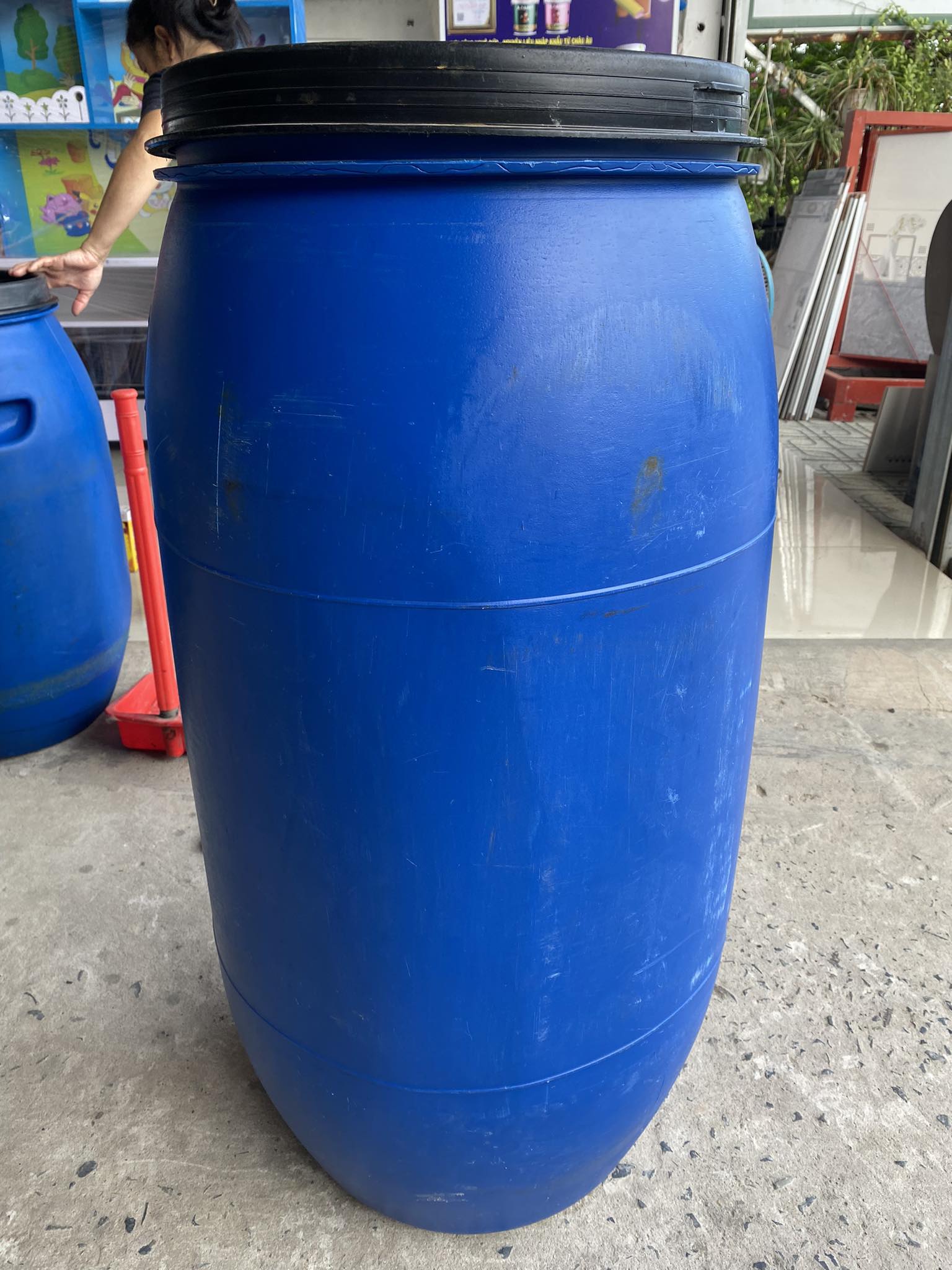 Thùng phi nhựa 120l, kích thước phi 42 cao 80cm, có nắp