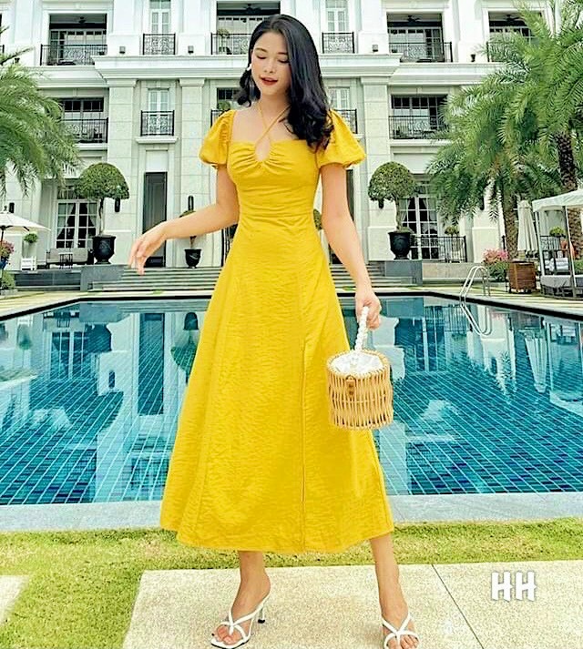 Đầm vàng dây cổ xẻ tà
