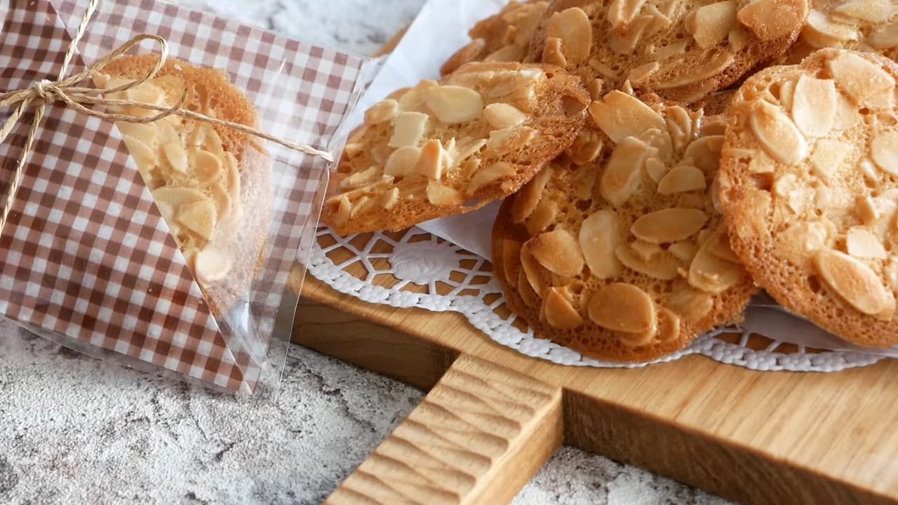 Hạnh Nhân Thái Lát Bò Đội Nón