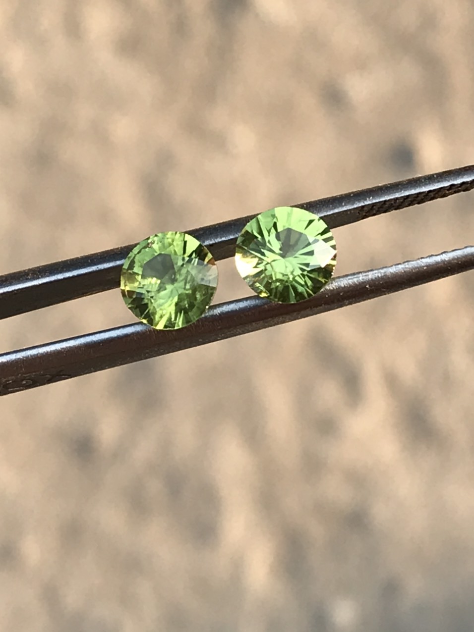 ĐÁ PERIDOT TỰ NHIÊN ( kt 5 mm)