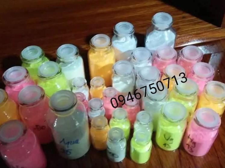 cobom bo 4 lọ sơn và 4 lọ bột dạ quang( tặng cọ vẽ và que vẽ)
