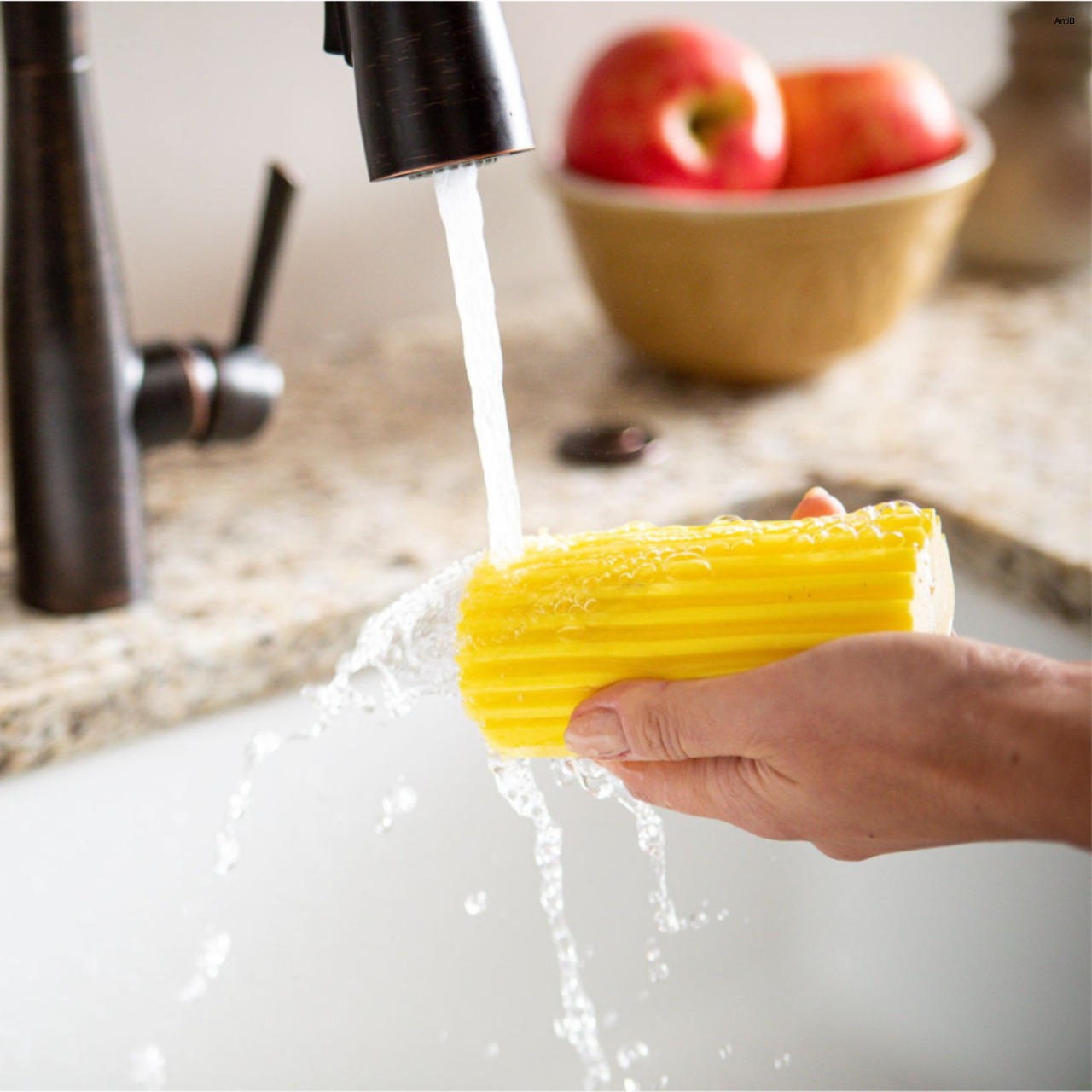 [HCM] Miếng Bọt Biển Scrub Daddy Lau Bụi Mọi Ngóc Ngách Damp Duster