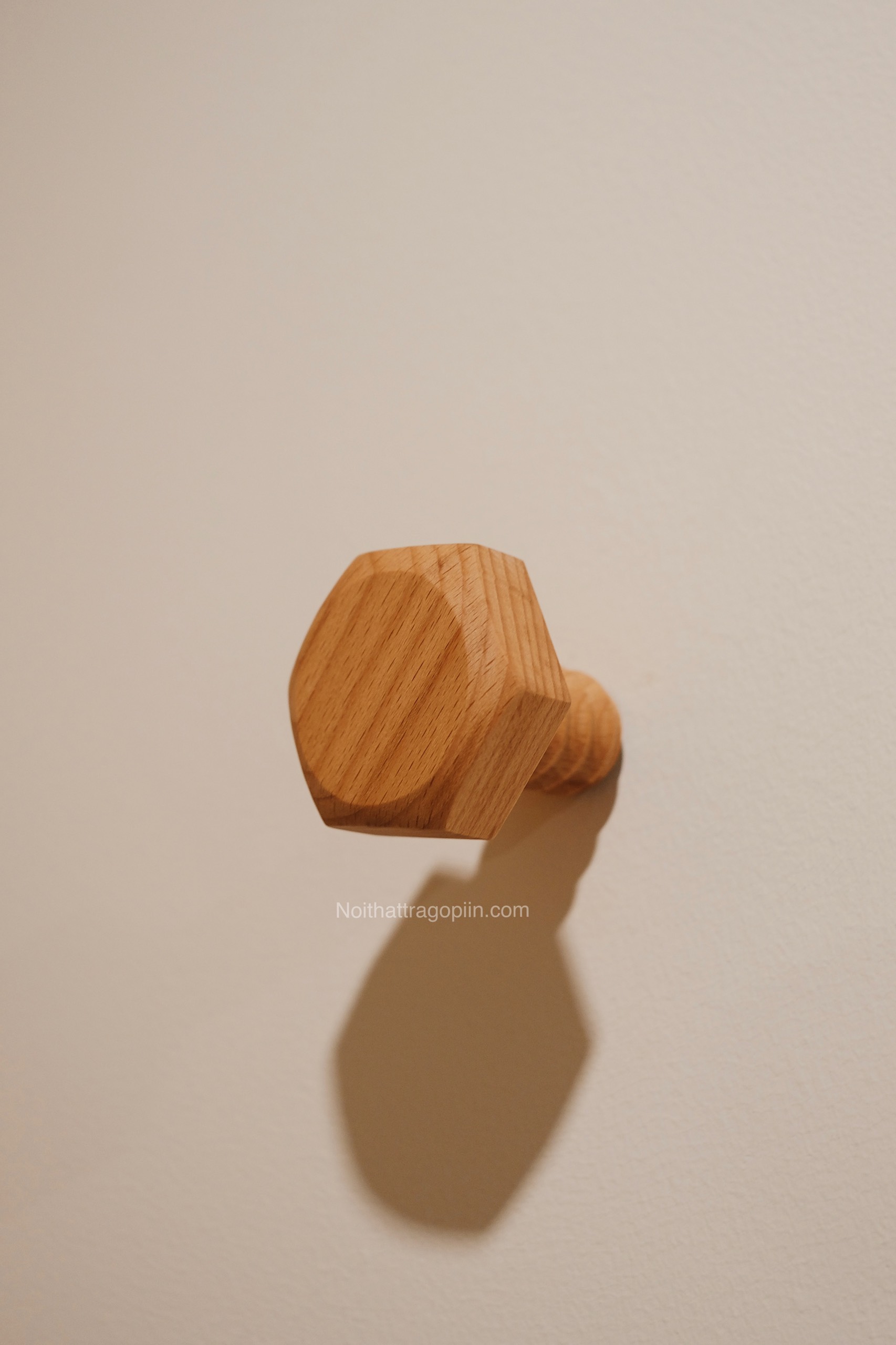 Nút gỗ treo tường C