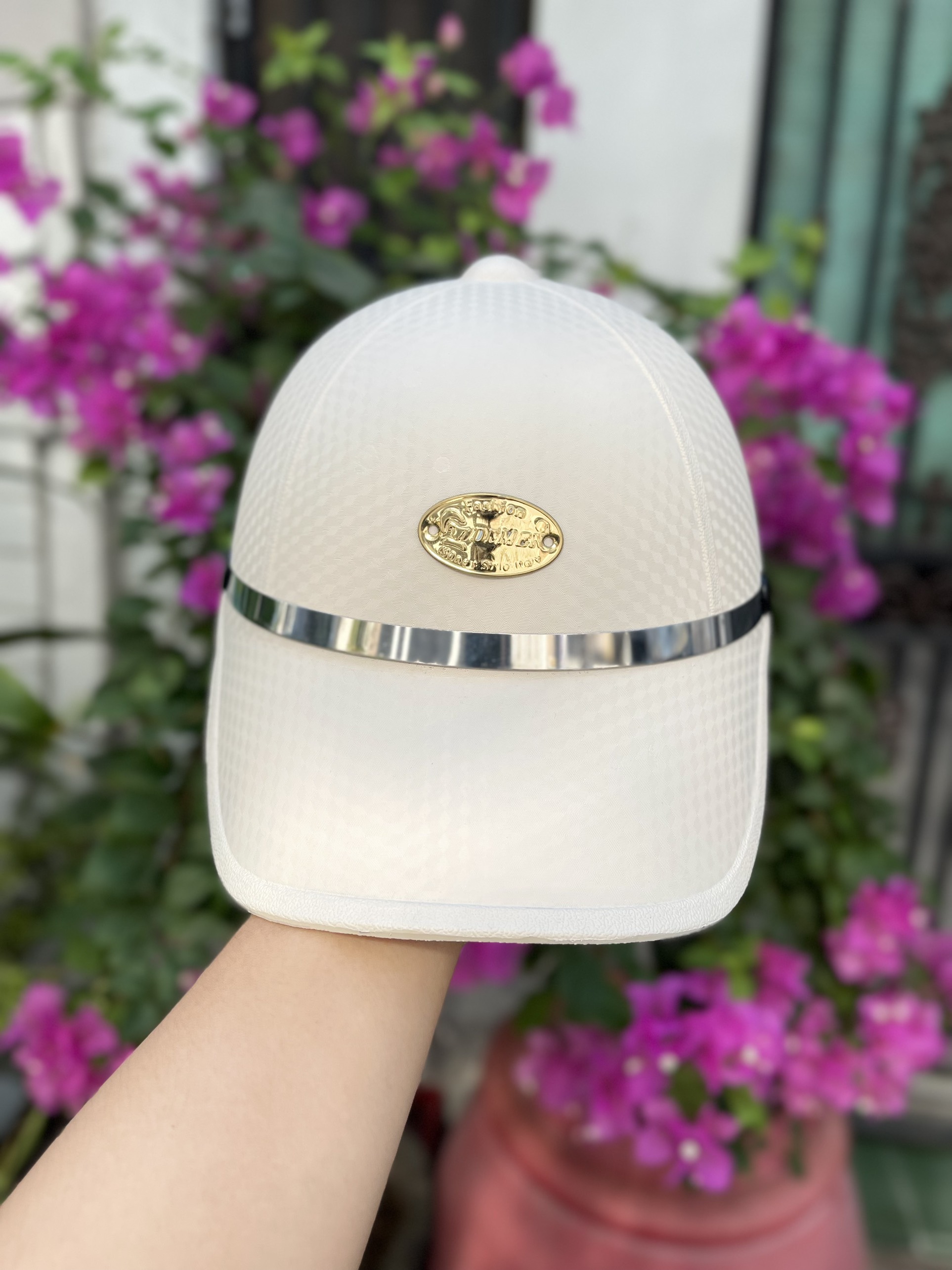 Nón bảo hiểm caro thế thao có khoét lỗ cột tóc