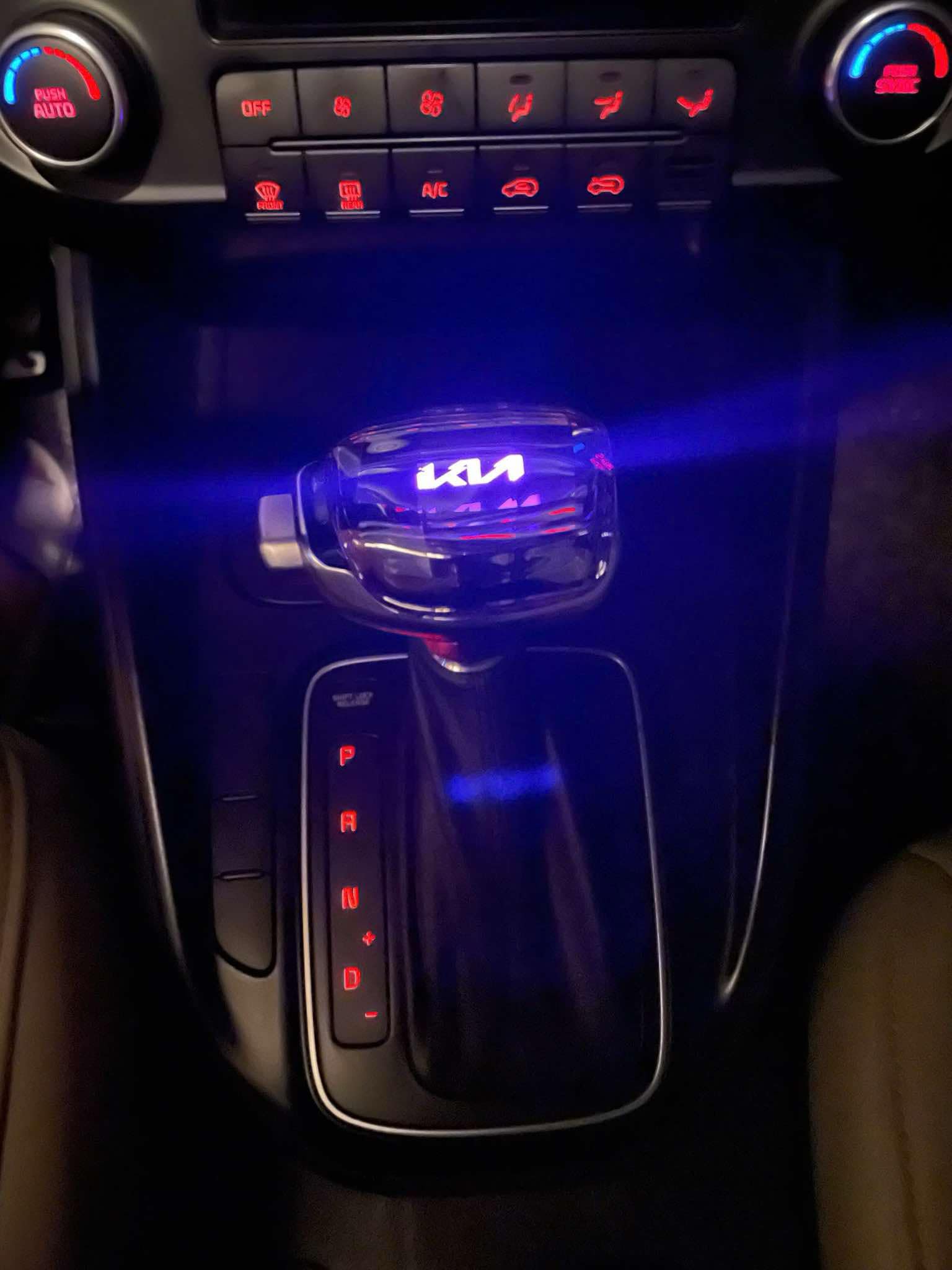 Cần số pha lê Kia có đèn led đa màu
