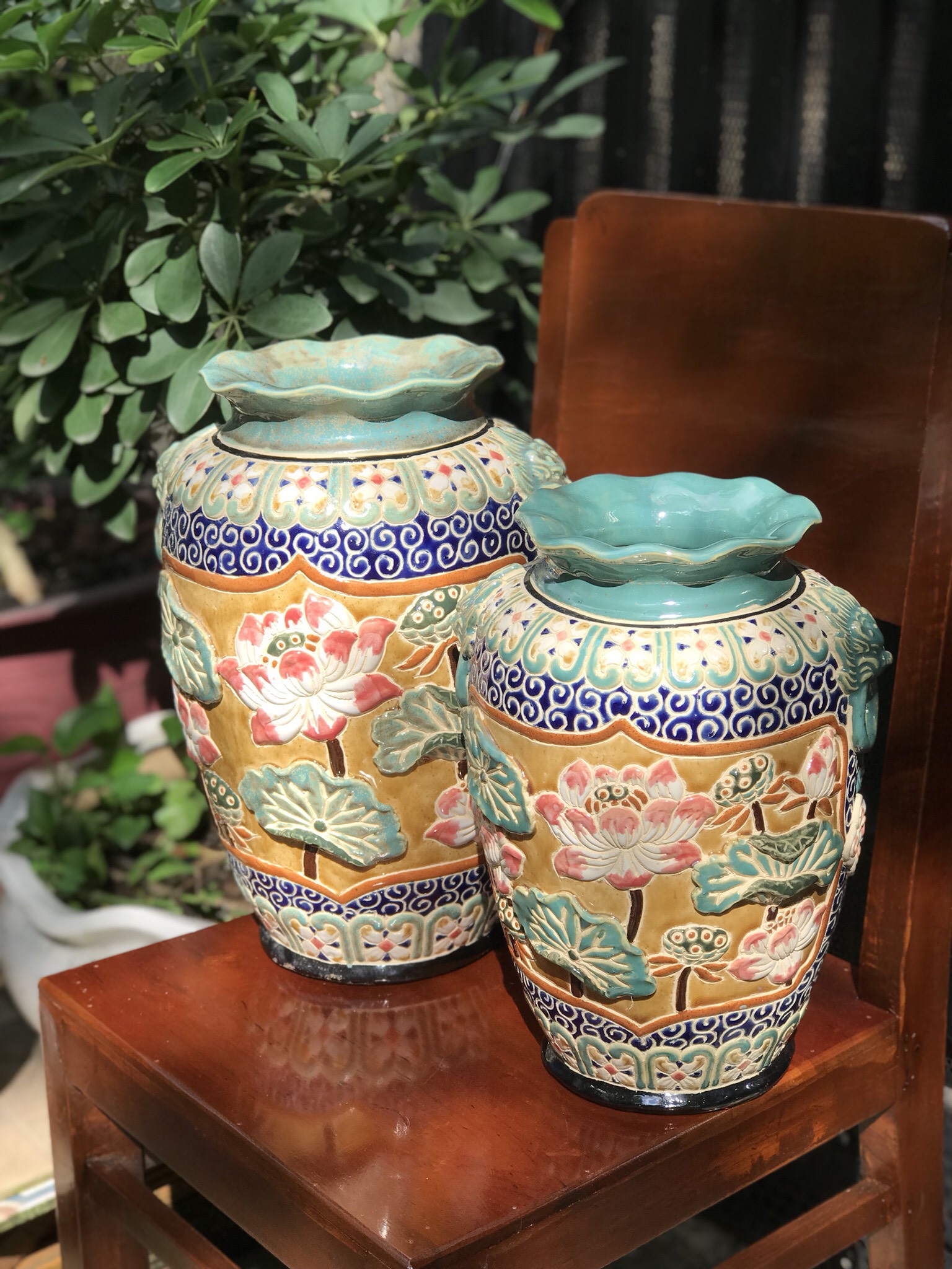Bình hoa đắp nổi gốm sứ Nam Bộ