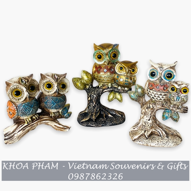 Bộ đôi chim cú mèo đậu cành cây cao thấp