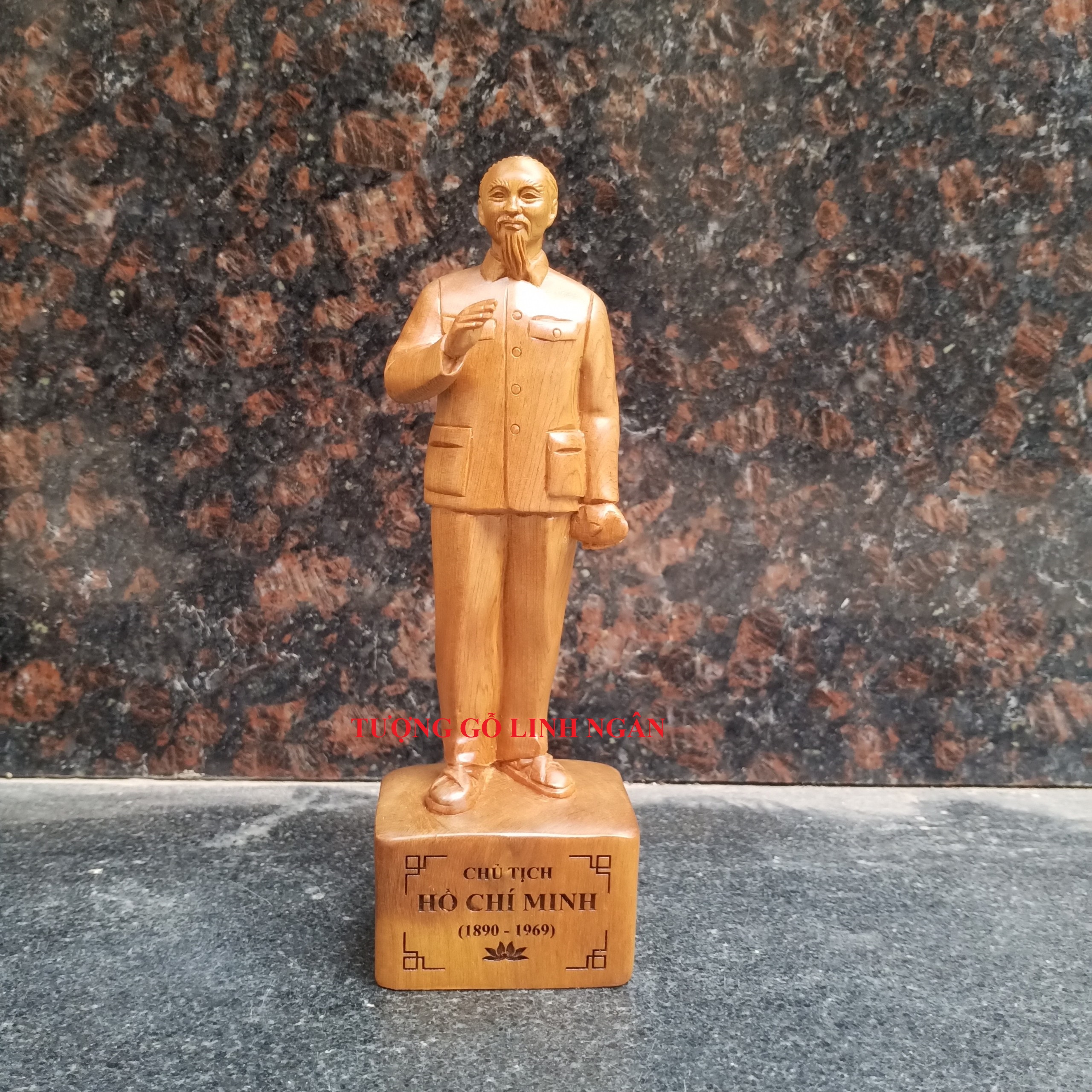 Tượng Bác Hồ gỗ bách xanh  (cao 20 ngang 6.5 sâu 5 cm)