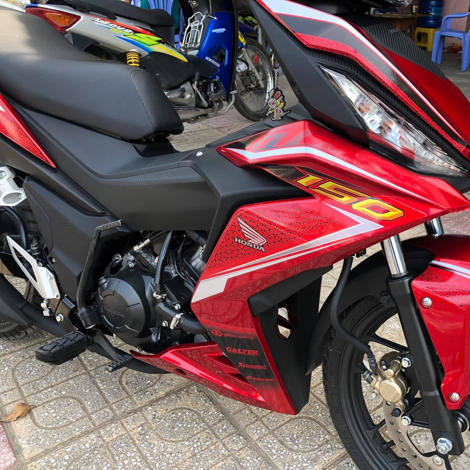 Tem rời Winner lục giác dán xe đỏ