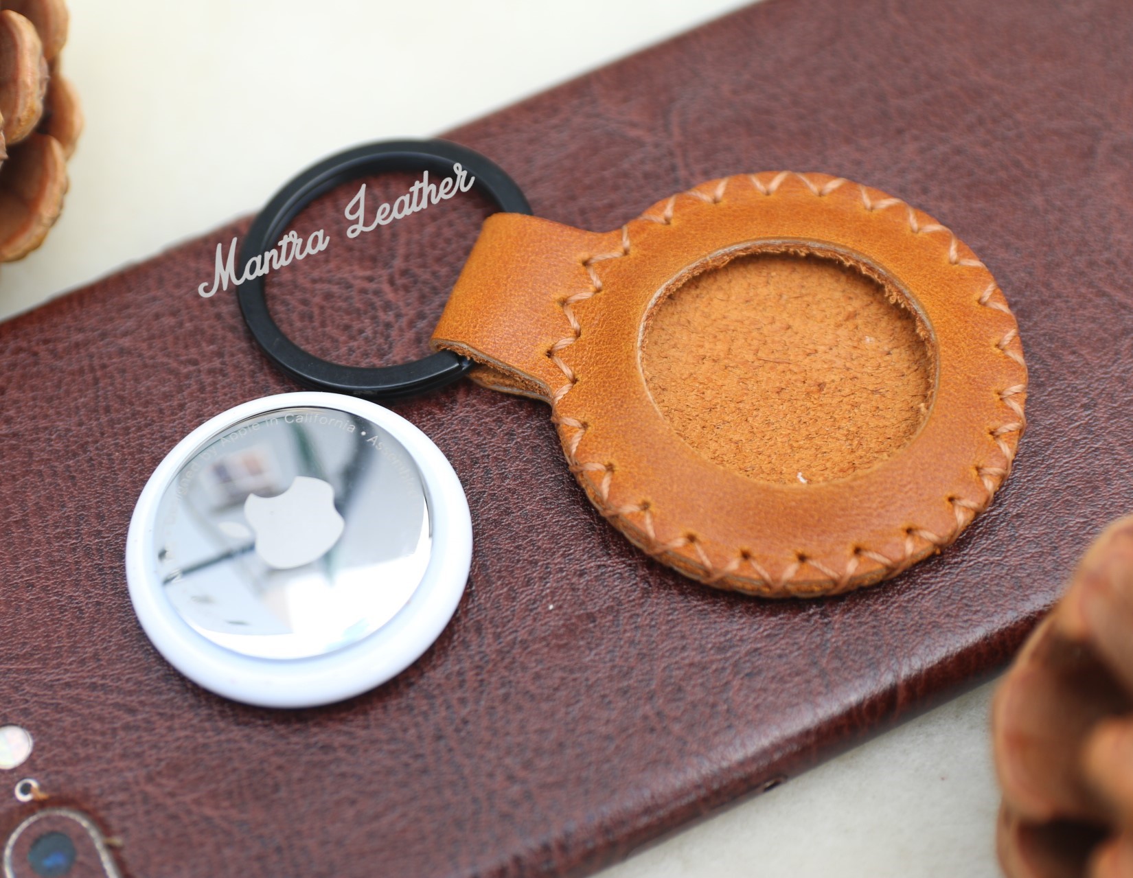 Bao da móc khoá dành cho thẻ AirTag làm thủ công (Handmade)