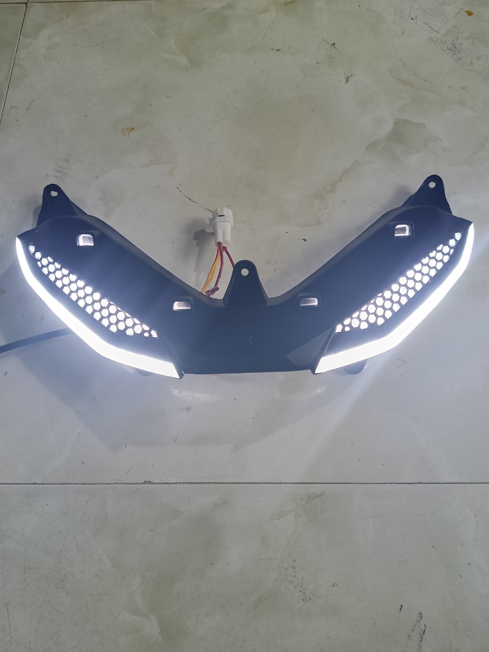 Demi lưới Exciter 150 có đèn làm sẵn rắc cắm như zin